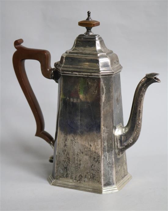 A George V silver coffee pot, Birmingham, 1929, gross 16 oz.